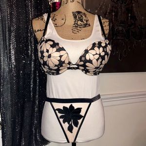 Victoria’s Secret Bra/V-String Panty Set Small 36C